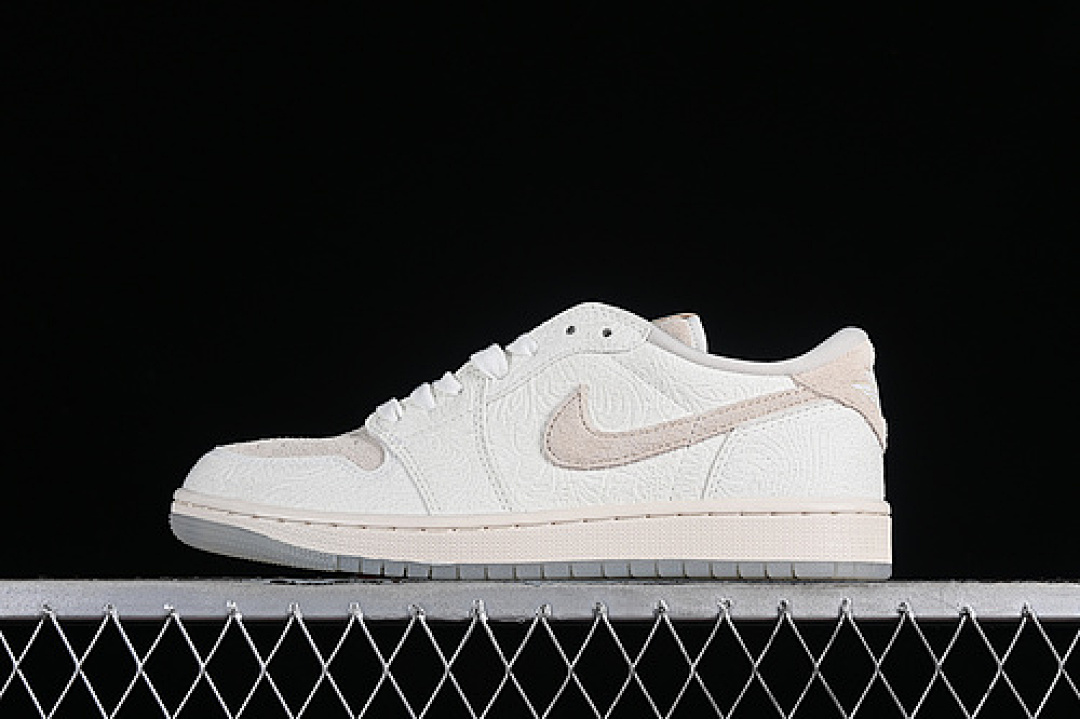 Jordan [FZ0455-200]-[CHRIS PAUL X AIR JORDAN 1 RETRO LOW OG LIGHT CREAM/LIGHT CREAM/SAIL]-[40-47.5], photo 1