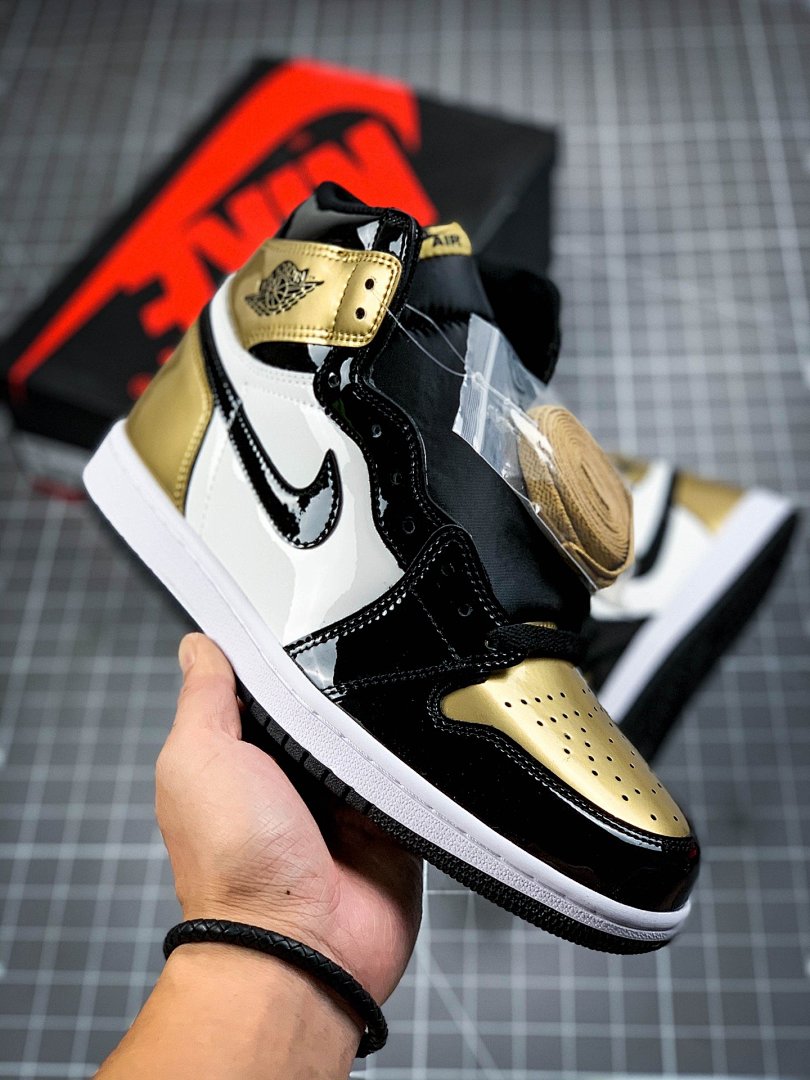 Jordan [861428-007]-[AIR JORDAN 1 RETRO HIGH OG NRG GOLD TOE BLACK/METALLIC GOLD-SUMMIT (WHITE]), photo 1