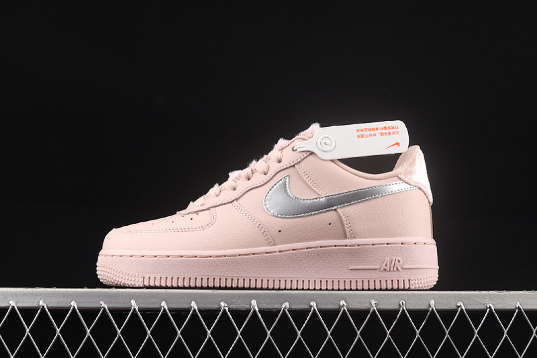 Nike [DO6724-601]-[AIR FORCE 1 LOW 07 FAUX SHERPA FUR PINK OXFORD/CEDAR/METALLIC (SILVER]), photo 1