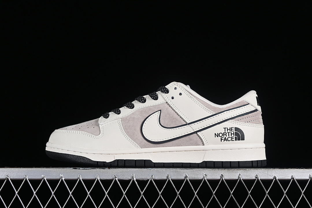 Nike SB DUNK LOW WHITE/GREY/BLACK/SILVER · FC2025-303, photo 1