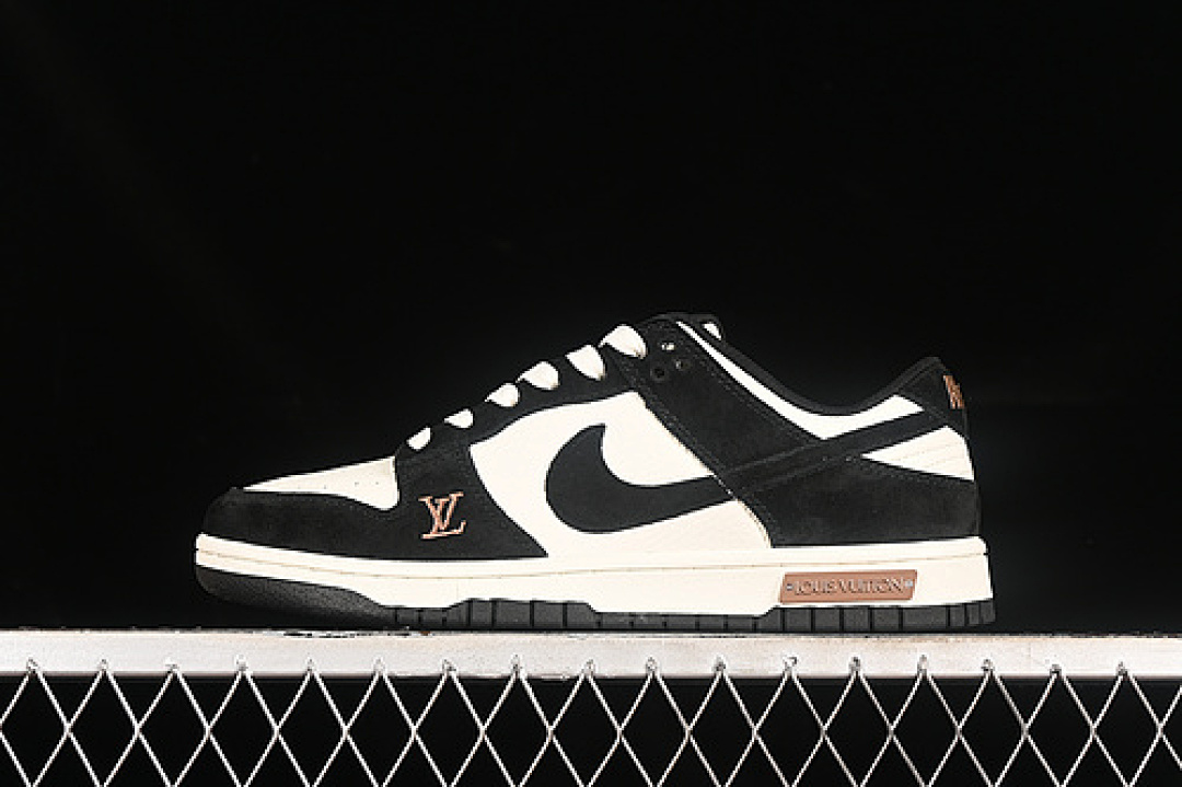 Unbranded [FC1688-147]-[SB DUNK LOW L*V WHITE/BLACK/BROWN]-[WOMAN:36-39]-[MAN:40-45], photo 1