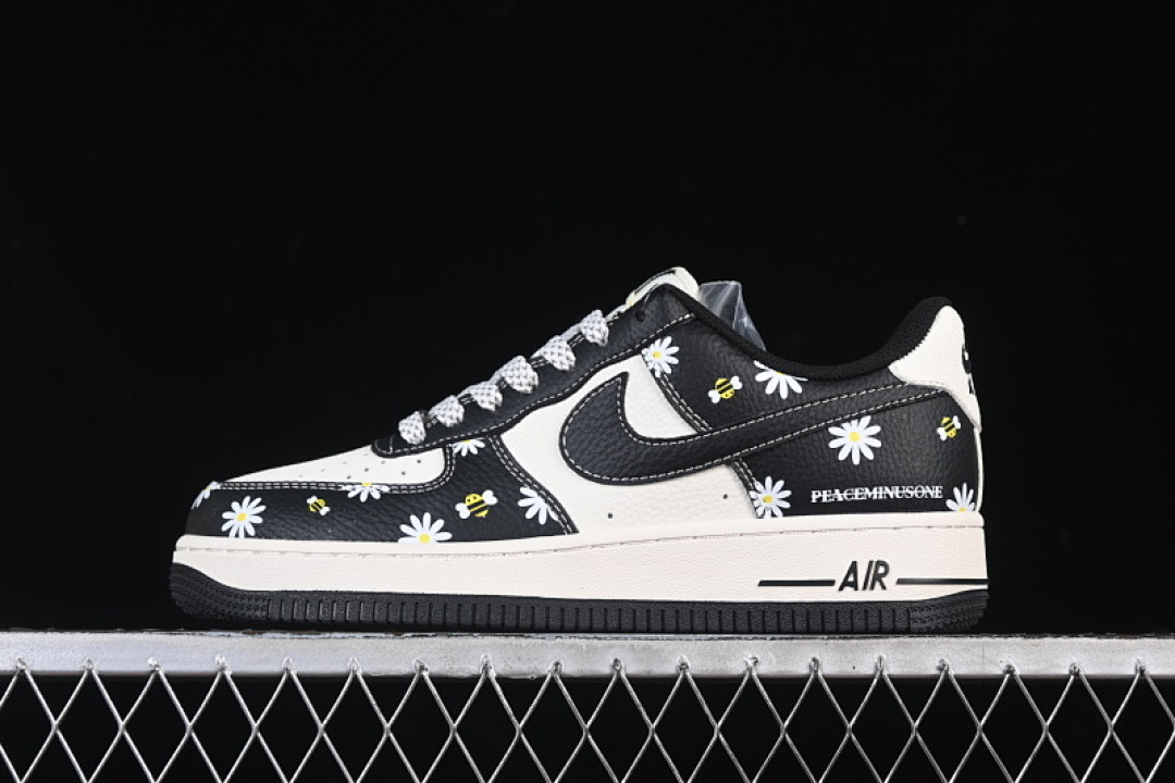 Nike Nike AIR FORCE 1 07 LOW CASUAL SNEAKERS BLACK/WHITE · JP8028-004, photo 1