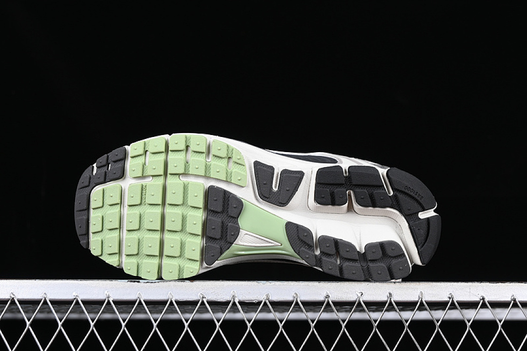 Nike [FB8825-001]-[ZOOM VOMERO 5 SP WHITE/GREY/SILVER]-[WOMAN:35.5-39]-[MAN:40-46] - Image 5