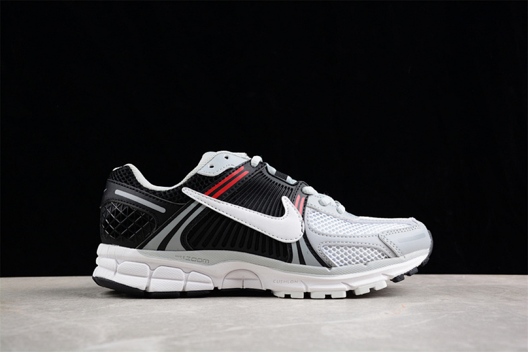 Nike [FD0533-066]-[ZOOM VOMERO 5 SP WHITE/BLACK/GREY/RED]-[WOMAN:36-39]-[MAN:40-45] - Image 16