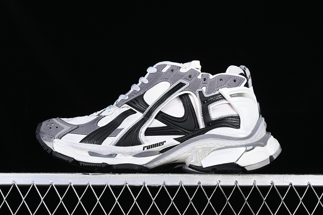 Kith [W3RNY9012]-[BA*LEN*CIAGA RUNNER KITH FOUR.COLOR WHITE/BLACK/GREY]-[WOMAN:35-39]-[MAN:40-46], photo 1
