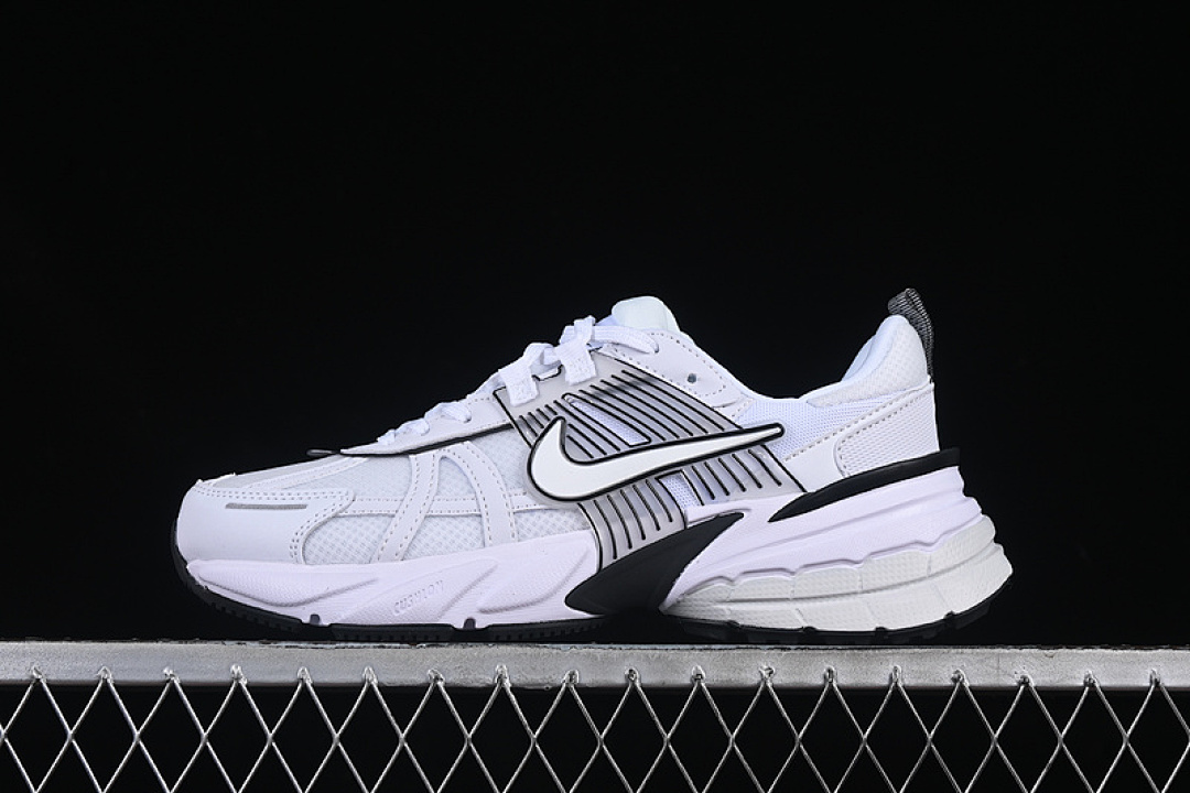 Unbranded [HF5342-100]-[V2K RUNTEKK RUN WHITE/PLATINUM TINT/SUMMIT WHITE/WHITE]-[WOMAN:36-39]-[MAN:40-45], photo 1
