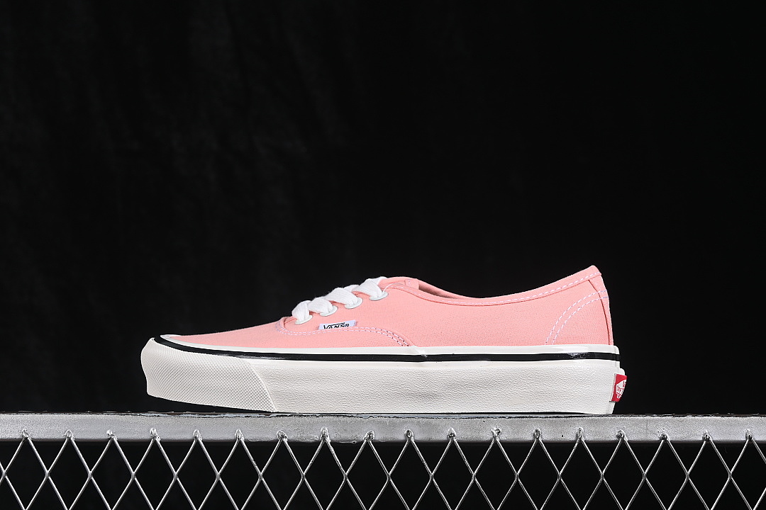 AUTHENTIC 44 LOW-TOP CASUAL SKATE SHOES PINK/WHITE · VN0A38ENO06, photo 1