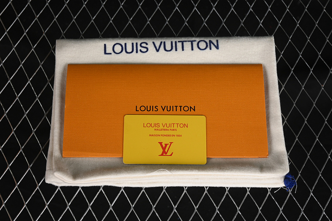 Louis Vuitton [LOUIS VUITTON FOOTPRINT SOCCER 2025 BLUE]-[WOMAN:35-39]-[MAN:40-46] - Image 3