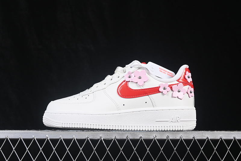 Nike AIR FORCE 1 07 LOW CASUAL SNEAKERS RED/REDNESS · IR8637-101, photo 1