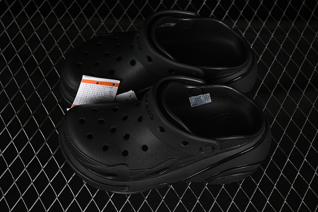 Crocs [CROCS BUBBLE CRUSH REFLECTOR CLASSIC SIMPLE CASUAL BEACH HOLE SLIPPERS SANDALS BLACK]-[34-40] - Image 7