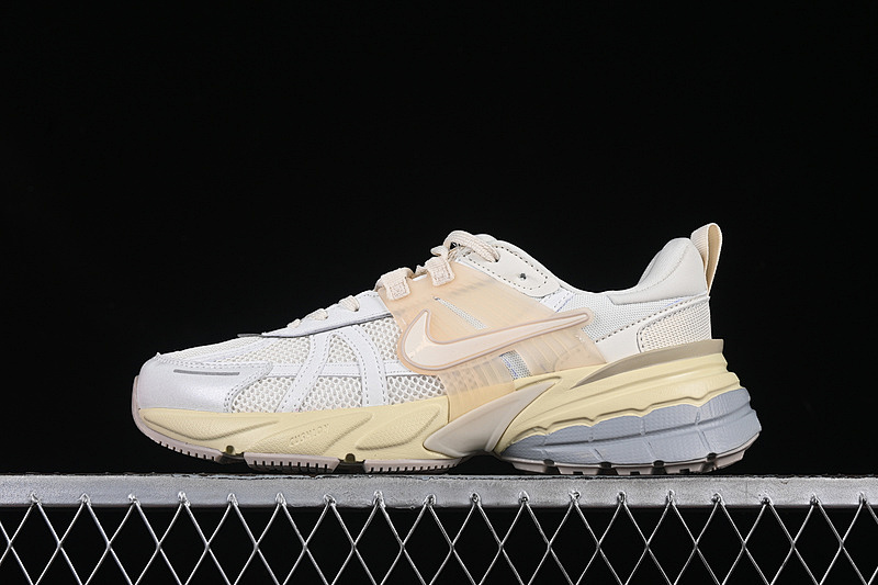 V2K RUNTEKK RUN PALE IVORY/COCONUT MILK/SAND DRIFT/PALE IVORY · HQ1512-110, photo 1