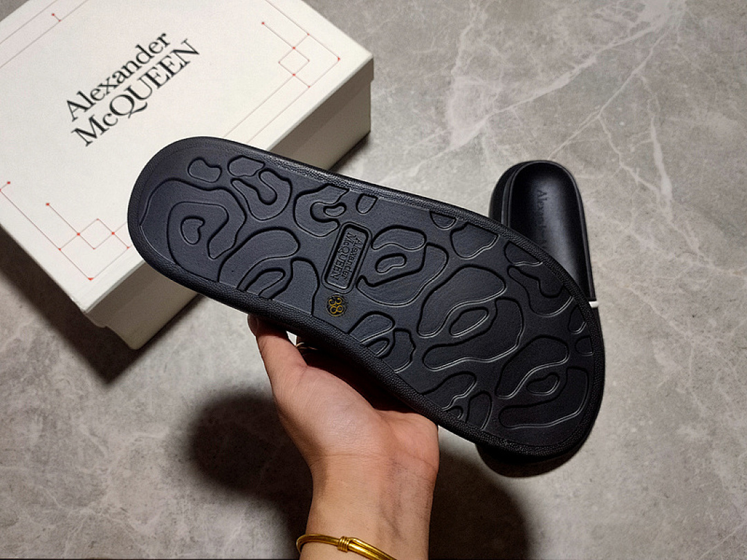 Alexander McQueen [ALE*XANDER MCQUEEN HYBRID SIGNATURE SLIDES BLACK/BLACK/WHITE]-[WOMAN:35-40] - Image 2