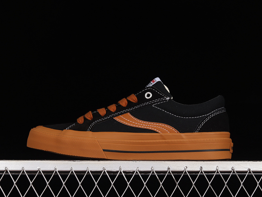 On Running On Running [VISION X ODD CIRKUS ASTLEY PRO LOW BLACK/BROWN/WHITE]-[WOMAN:35-39]-[MAN:40-44], photo 1