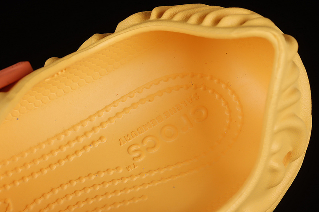 Crocs [SALEHE BEMBURY X CROCS POLLE CLOG YELLOW/YELLOW/YELLOW]-[UNISEX:36-46] - Image 7