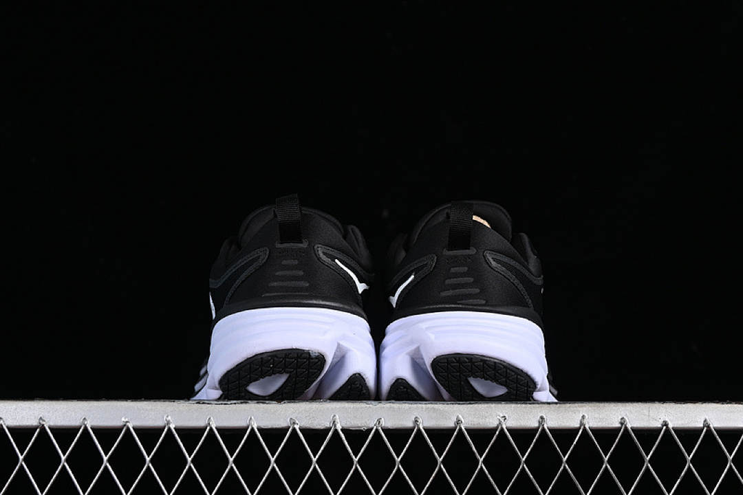 On Running [1123202 BWHT]-[HOKA ONE BONDI 8 WHITE/BLACK]-[WOMAN:36-39]-[MAN:40-45] - Image 2