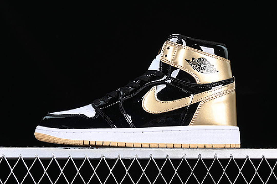Jordan [861428-001]-[AIR JORDAN 1 RETRO HIGH COMPLEXCON WHITE/BLACK/GOLD]-[WOMAN:36-39]-[MAN:40-47.5], photo 1