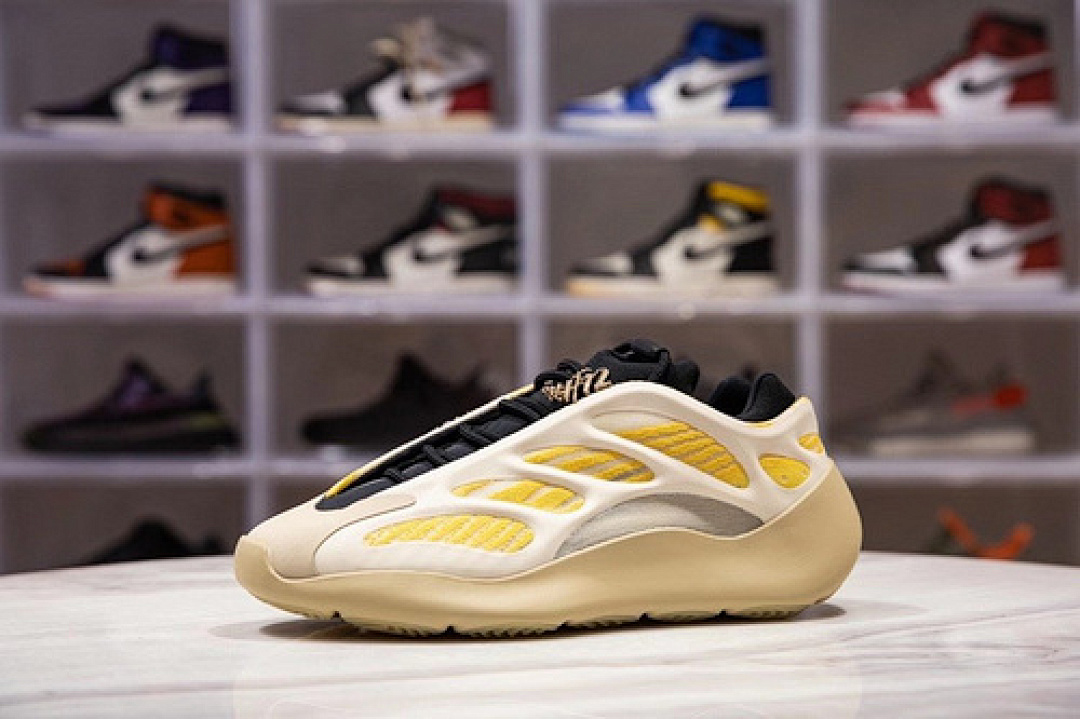 Adidas Adidas H12 YEEZY BOOST 700 V3 SAFFLOWER SAFFLOWER/SAFFLOWER/SAFFLOWER · G54853, photo 1