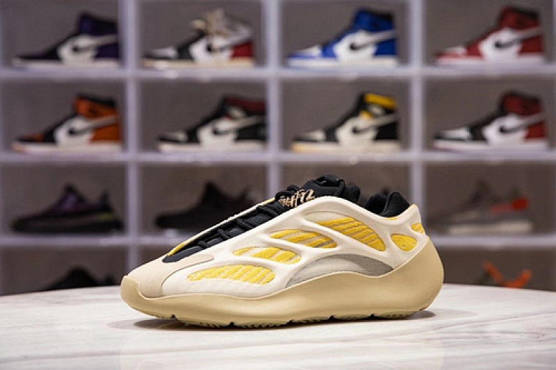 Adidas Adidas H12 YEEZY BOOST 700 V3 SAFFLOWER SAFFLOWER/SAFFLOWER/SAFFLOWER · G54853, photo 1