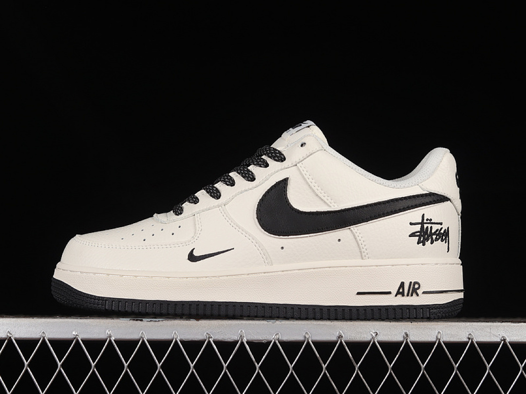 Nike Nike AIR FORCE 1 07 LOW WHITE/BLACK · AE1686-101, photo 1
