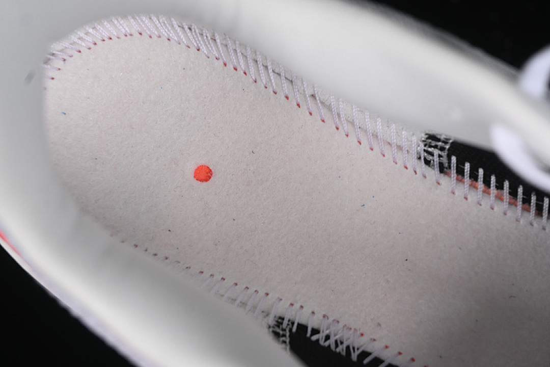Nike [HF4914-100]-[AIR ZOOM VOMERO 17 WHITE/BRIGHT CRIMSON/VOLT/BLACK]-[MAN:39-46] - Image 6