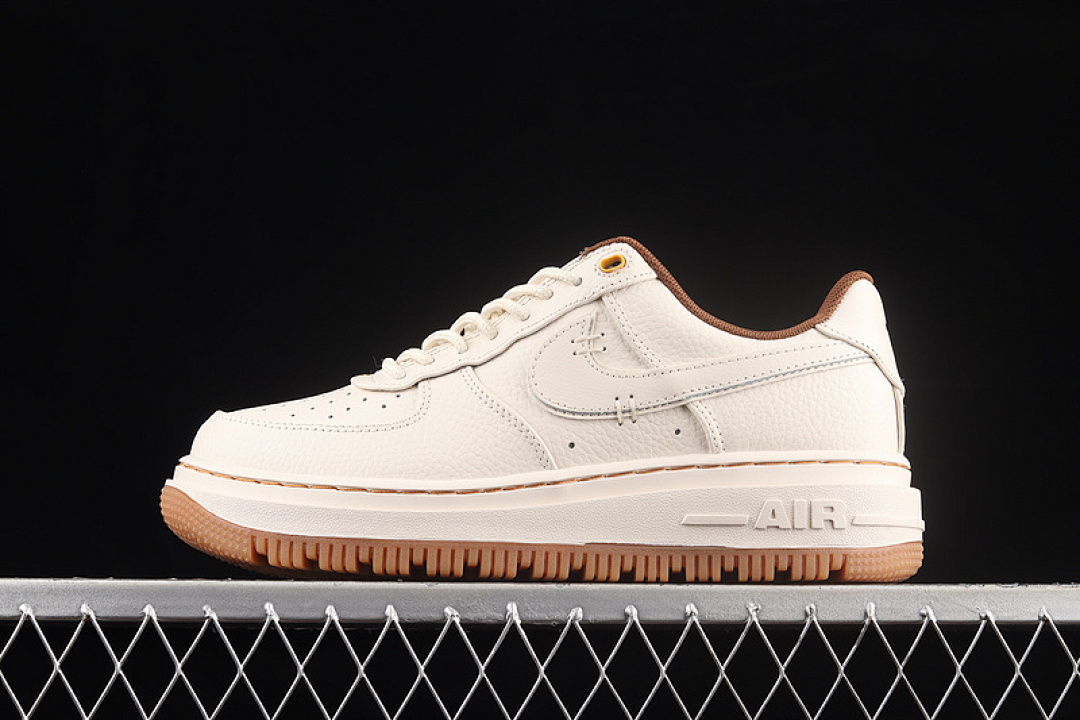 Nike [DB4109-200]-[AIR FORCE 1 LUXE PECAN PEARL WHITE/PECAN/GUM YELLOW/PALE IVORY]-[MAN:40-46], photo 1