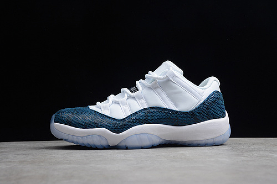 Jordan AIR Jordan 11 RETRO LOW LE SNAKESKIN WHITE/BLACK-NAVY · CD6846-102, photo 1