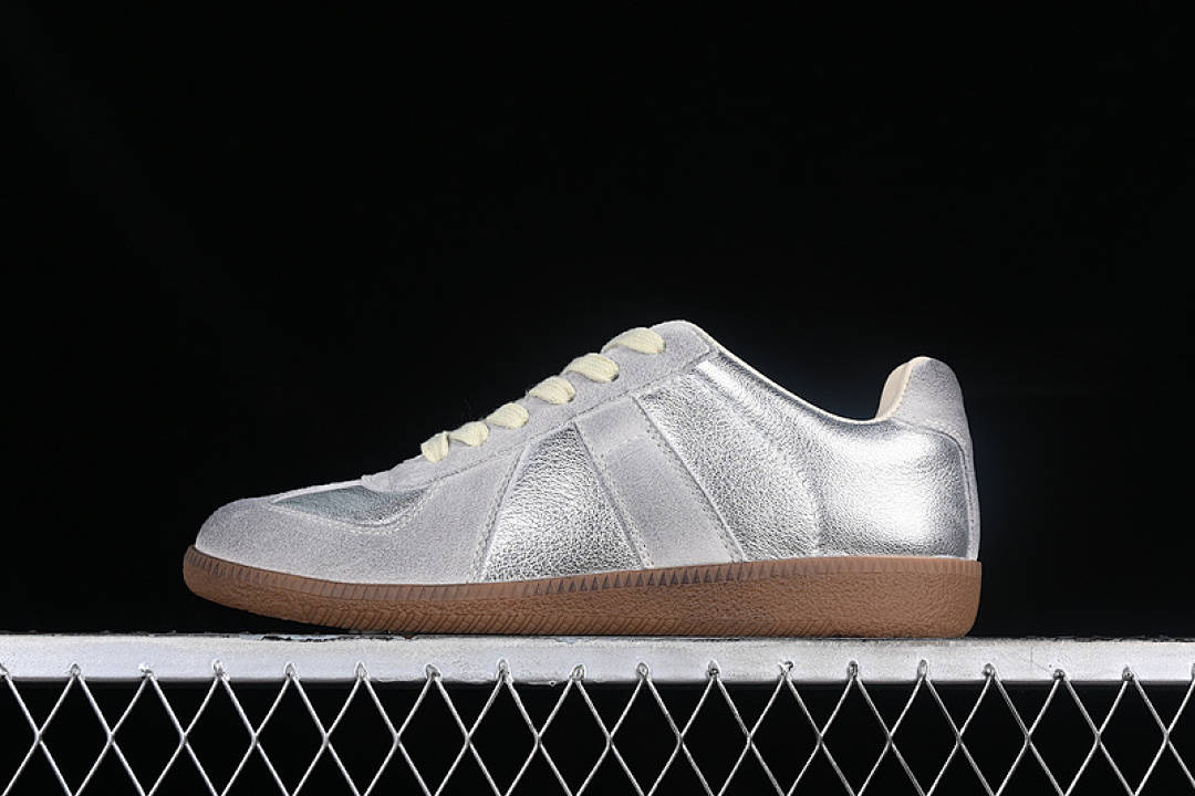 On Running [S58WS0109]-[MAISON MARGIELA CALFSKIN REPLICA GREY/SILVER]-[WOMAN:35-39]-[MAN:40-45], photo 1