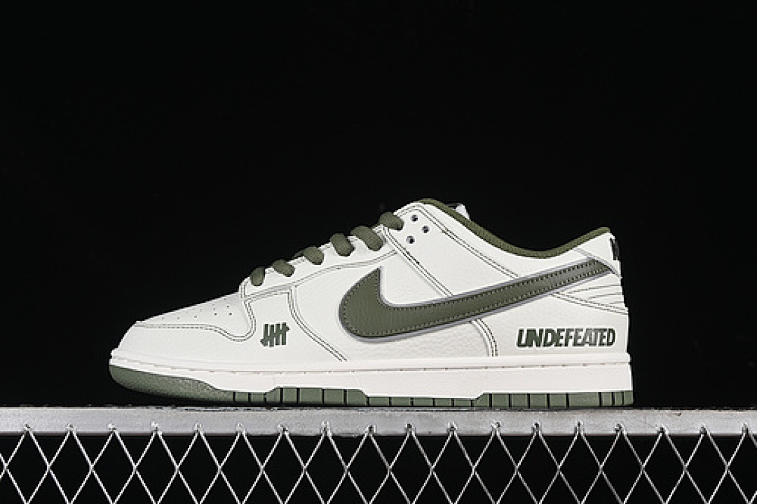 Undefeated Nike SB DUNK LOW X UNDEFEATED WHITE/GREEN · UN1697-633, photo 1