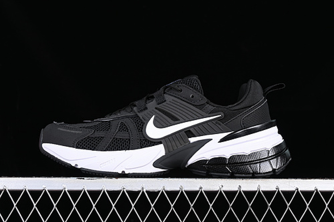 Unbranded [FD0736-105]-[V2K RUNTEKK 3XL WHITE/BLACK]-[WOMAN:36-39]-[MAN:40-45], photo 1