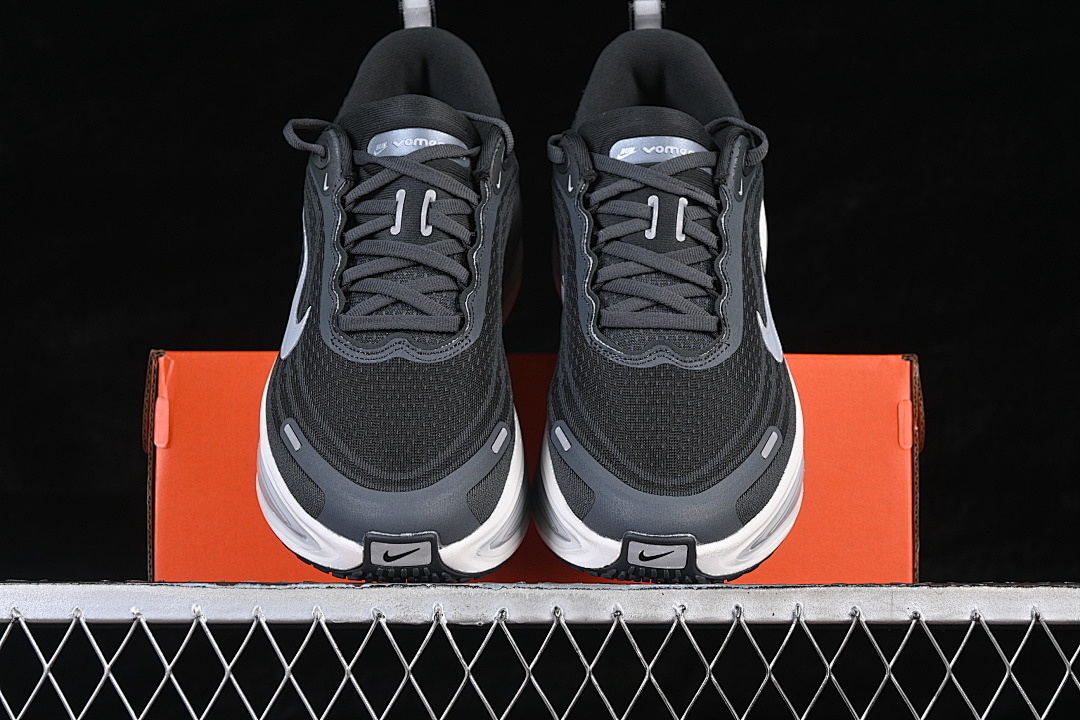 Nike [HV8150-008]-[VOMERO PLUS ANTHRACITE/SUMMIT WHITE/WOLF GREY]-[WOMAN:35.5-39]-[MAN:40-46] - Image 13