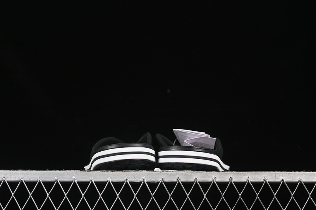 Crocs [CROCS CLASSIC CLOG WHITE/BLACK]-[MAN:39-46] - Image 9
