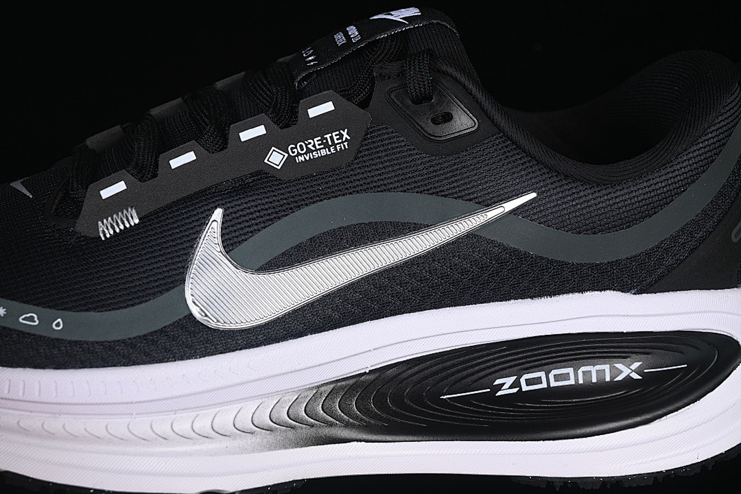 Nike [HQ7001-002]-[VOMERO 18 GORE-TEX BLACK/WHITE/METALLIC SILVER]-[WOMAN:36-39]-[MAN:40-46] - Image 8