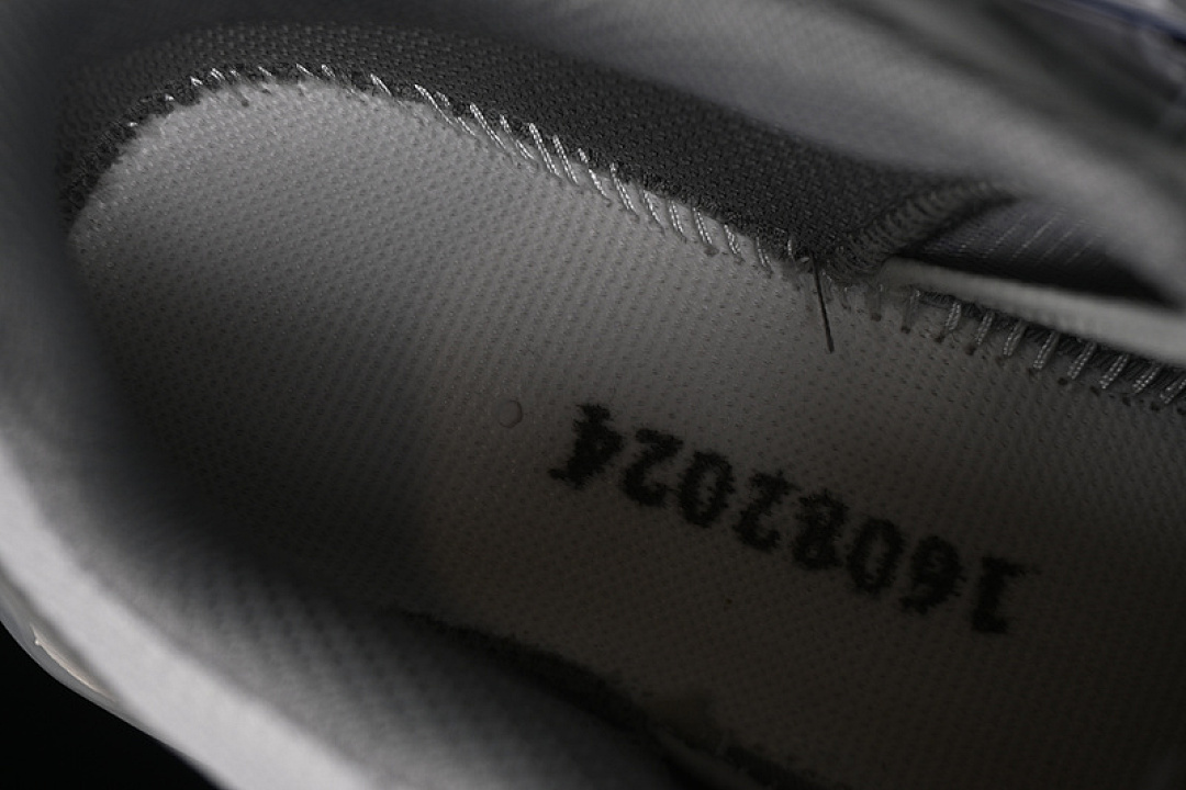 On Running [477757-31]-[XT QUEST OUTDOOR OFF ROADING SILVER/BEIGE]-[WOMAN:36-39]-[MAN:40-45] - Image 4