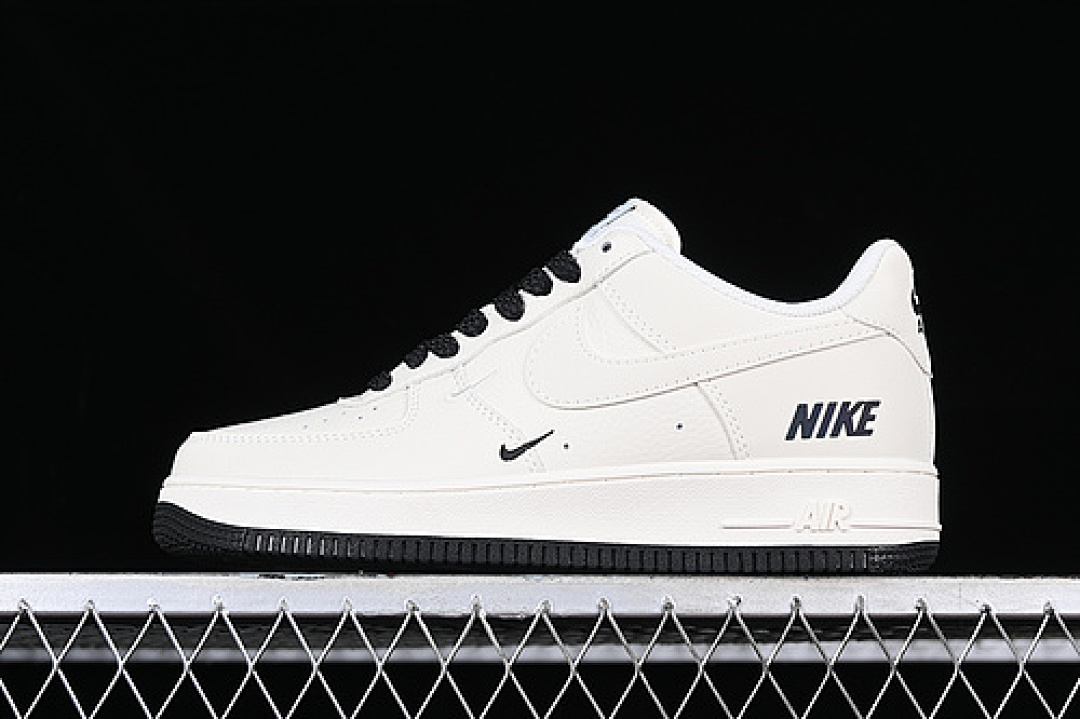 Nike Nike AIR FORCE 1 07 LOW OFF WHITE/BLACK · TV2306-257, photo 1