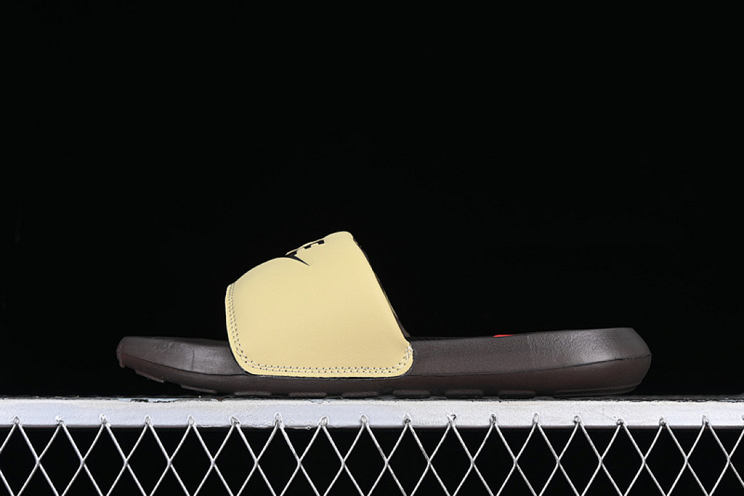 Nike [CN9675-701]-[VICTORI ONE SLIDE WHEAT GRASS/BAROQUE BROWN]-[WOMAN:36-39]-[MAN:40-45] - Image 3