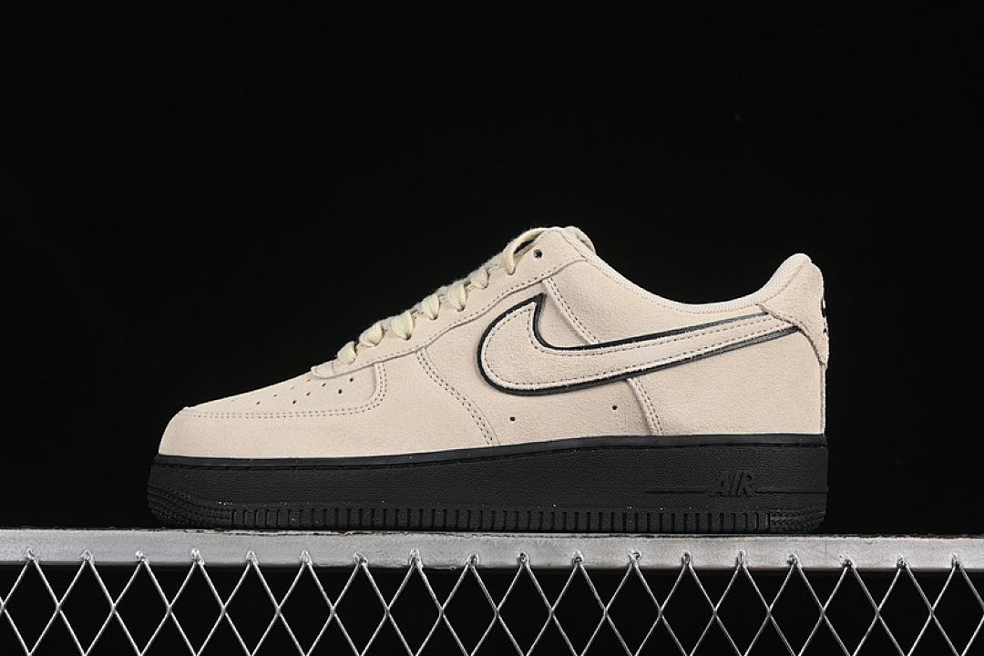 Nike [HQ1966-200]-[AIR FORCE 1 07 LOW LIGHT KHAKI/BLACK]-[WOMAN:36-39]-[MAN:40-45], photo 1
