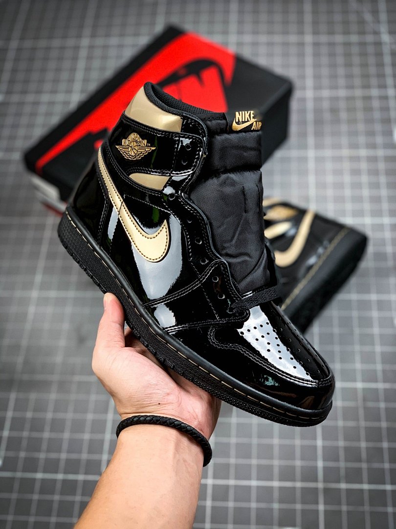 Jordan [555088-032]-[AIR JORDAN 1 HIGH OG BLACK/BLACK-METALLIC GOLD]-[MAN:40.5-46], photo 1