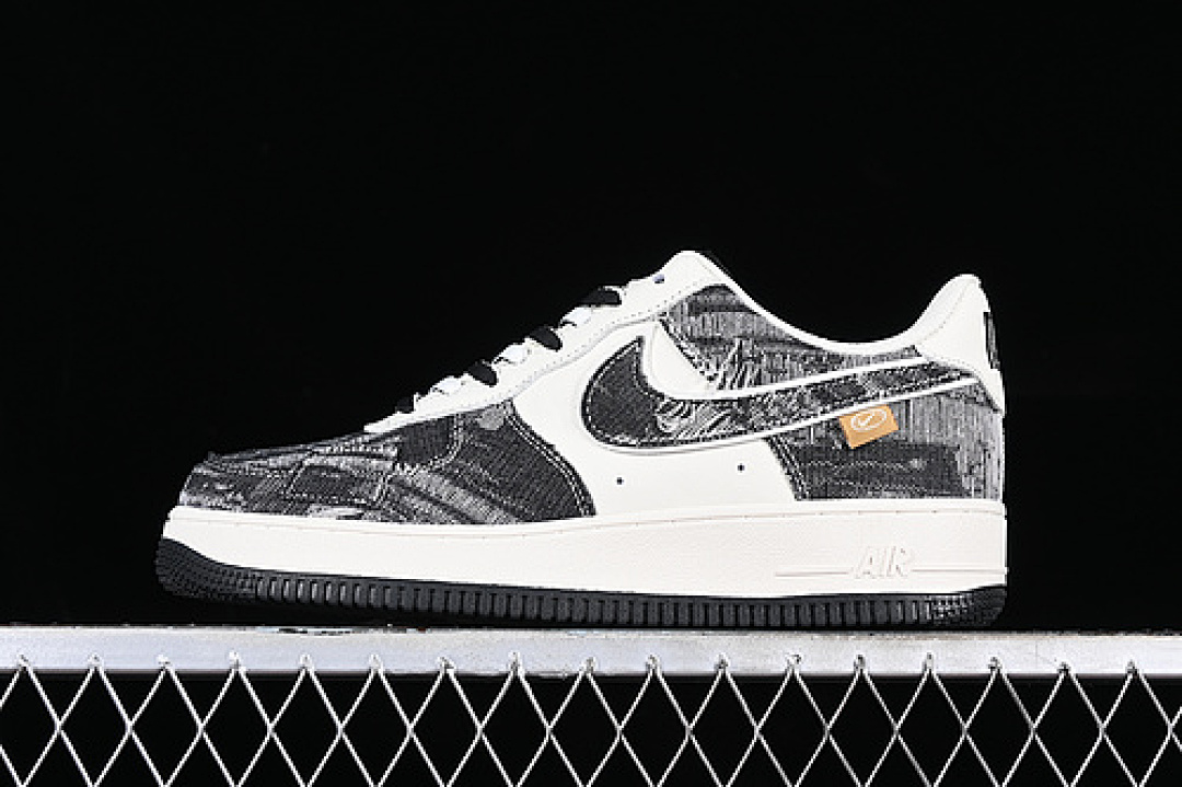Nike [FB0607-066]-[AIR FORCE 1 07 LOW BRUSHED PATCH WHITE/GREY/BLACK]-[WOMAN:36-39]-[MAN:40-45], photo 1
