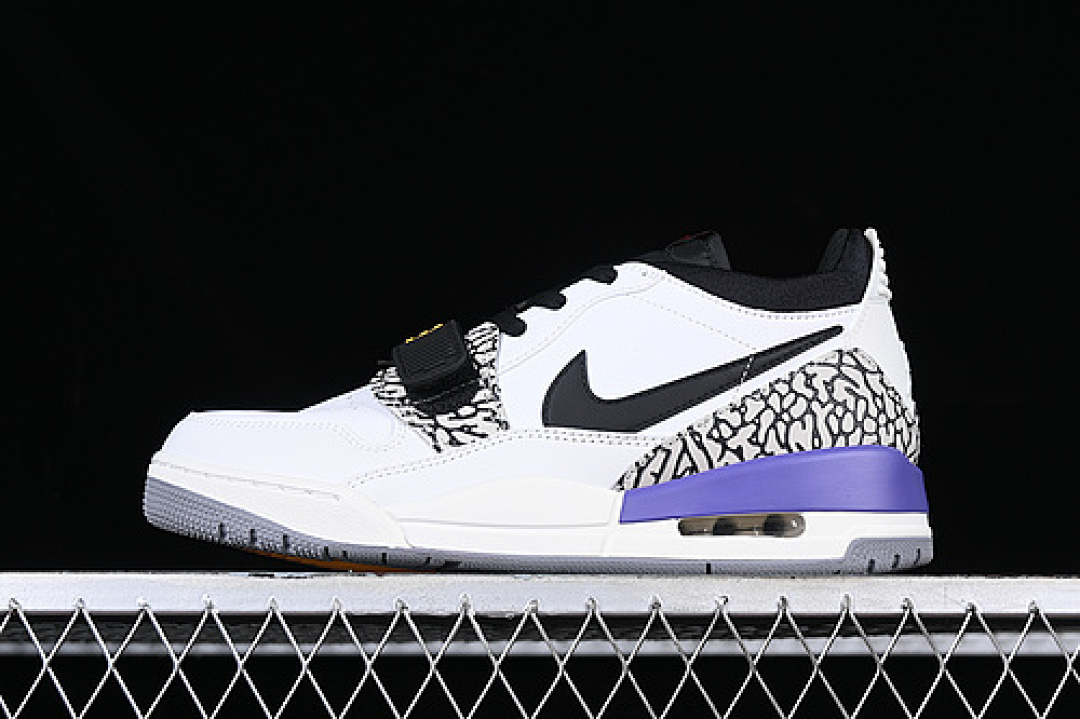 Jordan [CD7069-102]-[AIR JORDAN LEGACY WHITE/BLACK/PURPLE]-[MAN:40-47.5], photo 1