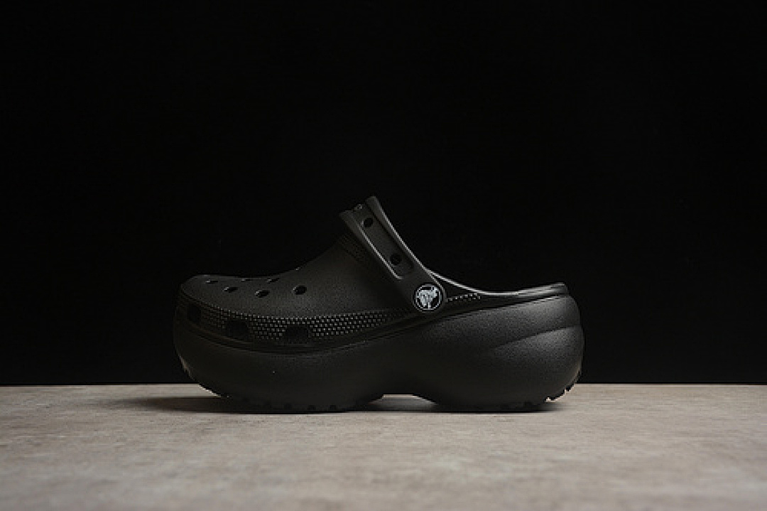 Crocs Crocs [ CLOUDS BY THE SUMMER CLASSIC DUAL-PURPOSE BEACH SANDALS CAVE SHOES BLACK]-[WOMAN:34-40], photo 1
