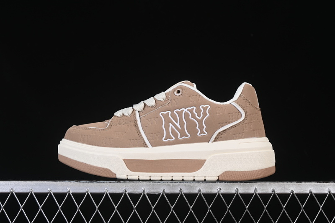 MLB [3ASXE025N50BRL]-[NY MLB BIGBALL CHUNKY EMBO MONOGRAM WHITE/BROWN]-[WOMAN:35-39]-[MAN:40-45], photo 1