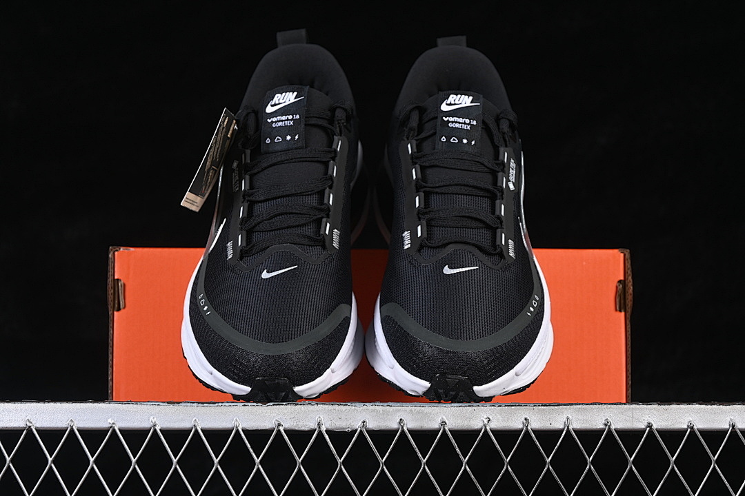 Nike [HQ7001-002]-[VOMERO 18 GORE-TEX BLACK/WHITE/METALLIC SILVER]-[WOMAN:36-39]-[MAN:40-46] - Image 13