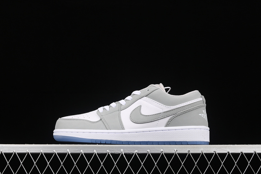 Jordan [DC0774-105]-[AIR JORDAN 1 LOW WHITE/WOLF GREY/ALUMINUM]-[WOMAN:36-39]-[MAN:40-46], photo 1