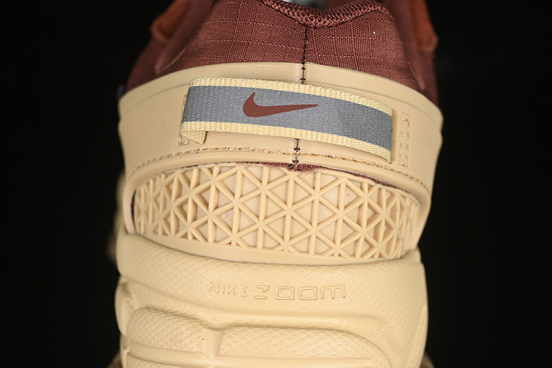 Nike [HQ2181-700]-[ZOOM VOMERO ROAM TEAM RED/TEAM GOLD/GUM BROWN]-[WOMAN:36-39]-[MAN:40-45] - Image 7