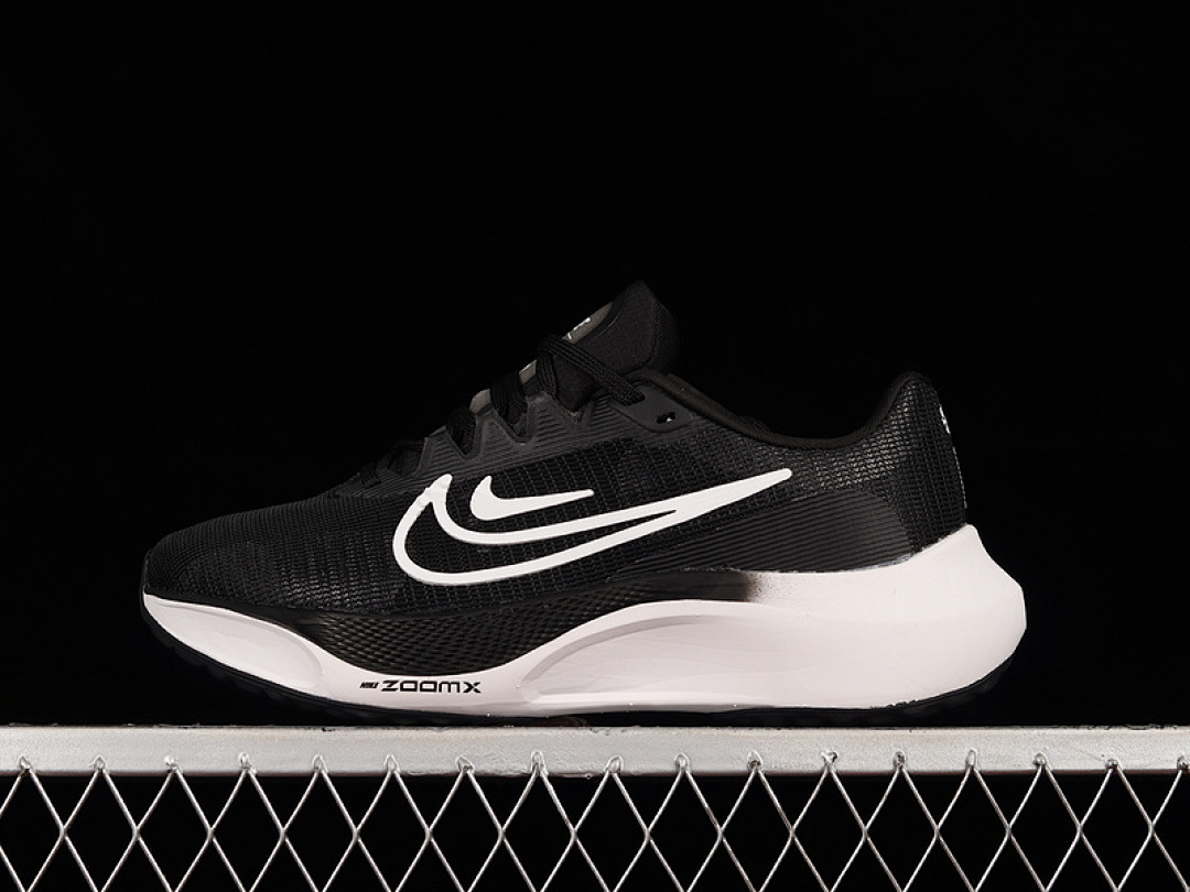 ZOOM FLY 5 BLACK/BLACK/WHITE · DM8974-001, photo 1