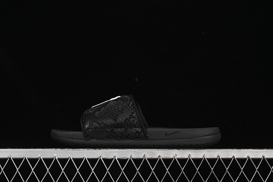 Nike Nike KOBE OFFCOURT SLIDE BLACK/WHITE · IF2870-001, photo 1