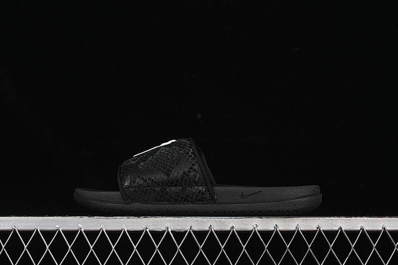 Nike Nike KOBE OFFCOURT SLIDE BLACK/WHITE · IF2870-001, photo 1