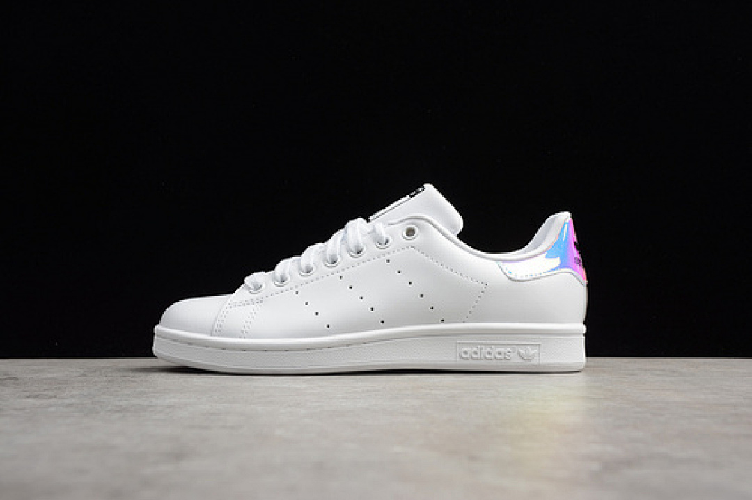 STAN SMITH IRIDESCENT DUBAI BLUES METALLIC WHITE · AQ6272, photo 1