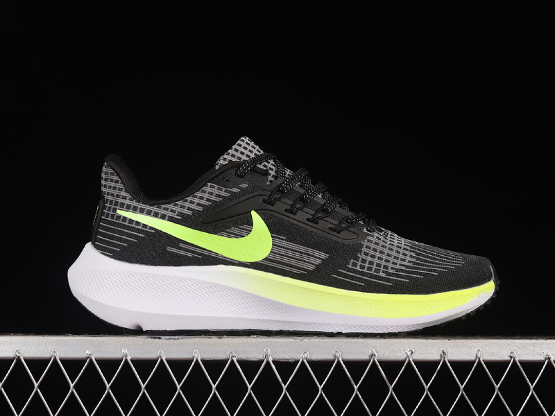 Nike [DM4015-002]-[AIR ZOOM PEGASUS 39 GS BLACK/BARELY VOLT/TOTAL ORANGE/VOLT]-[MAN:39-45] - Image 15