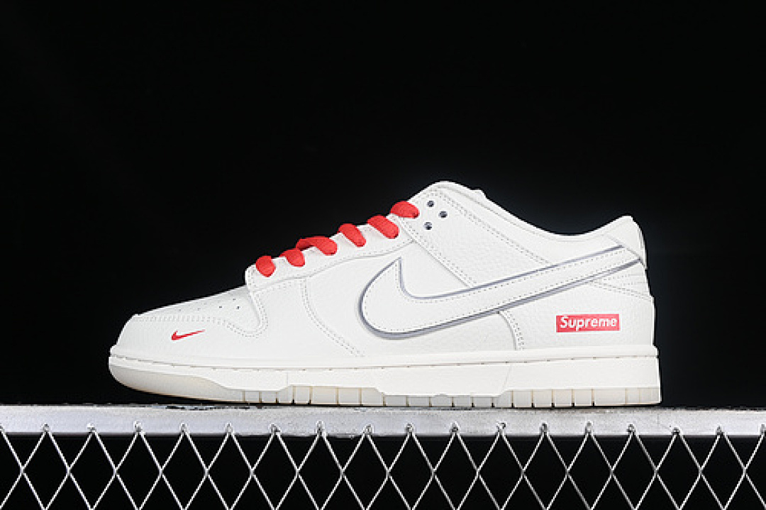 Supreme Nike SUPREME SB DUNK LOW OFF WHITE/RED · RM2308-230, photo 1